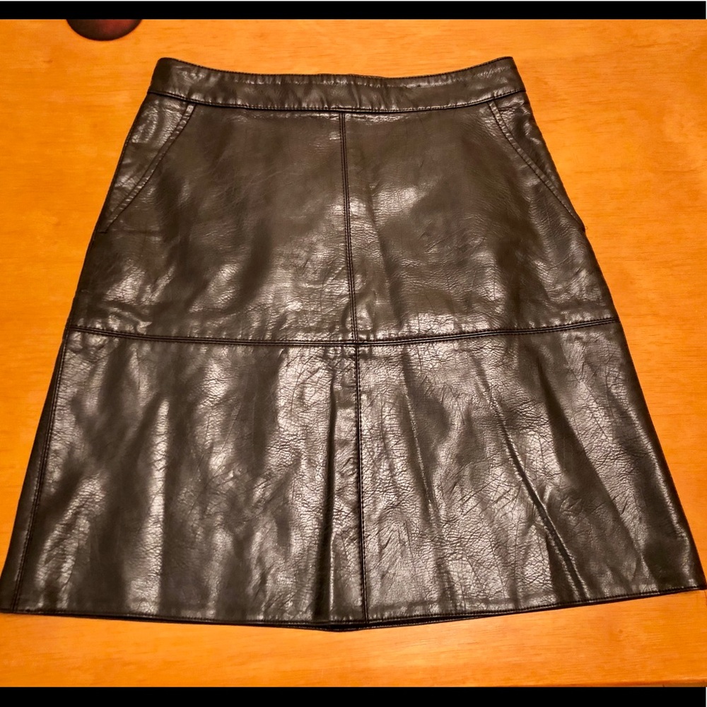 Zara Women’s XS Black Faux Leather Back Zip Skirt